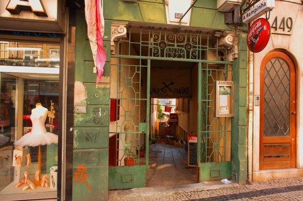 Porto street scene-20