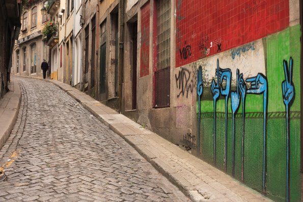 Porto graffiti street scene-45